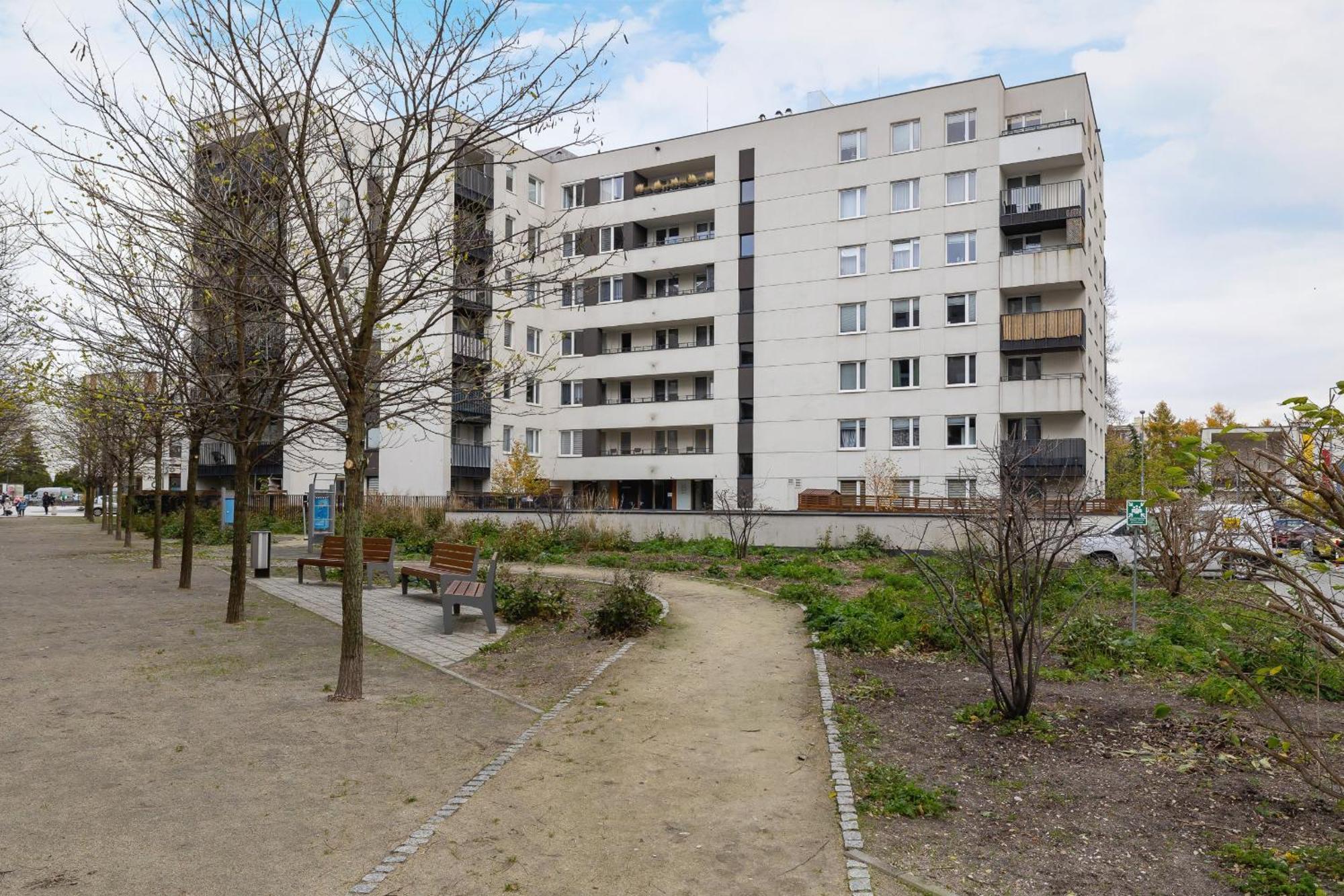 Cracow Royal Blue Avia Estate By Renters